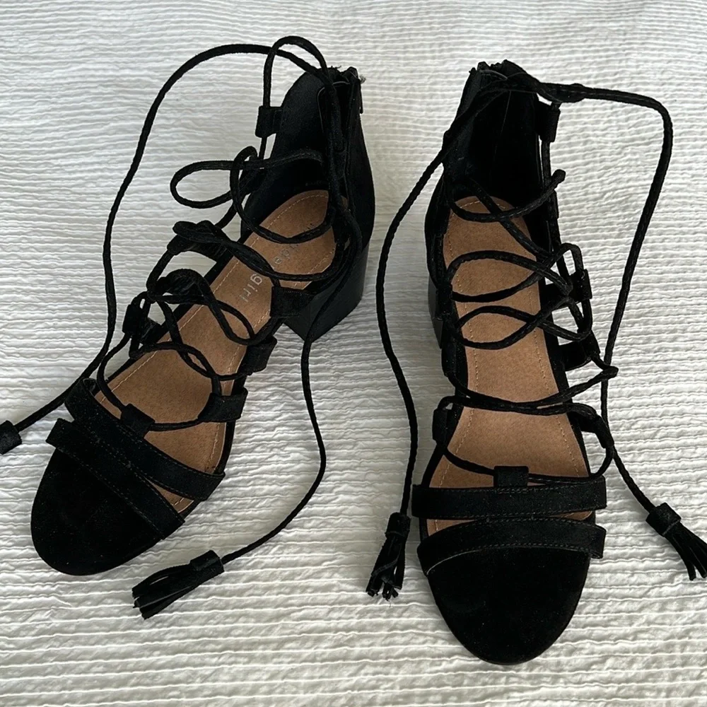 Madden Girl strappy black sandals with tassels and chunky heel 7